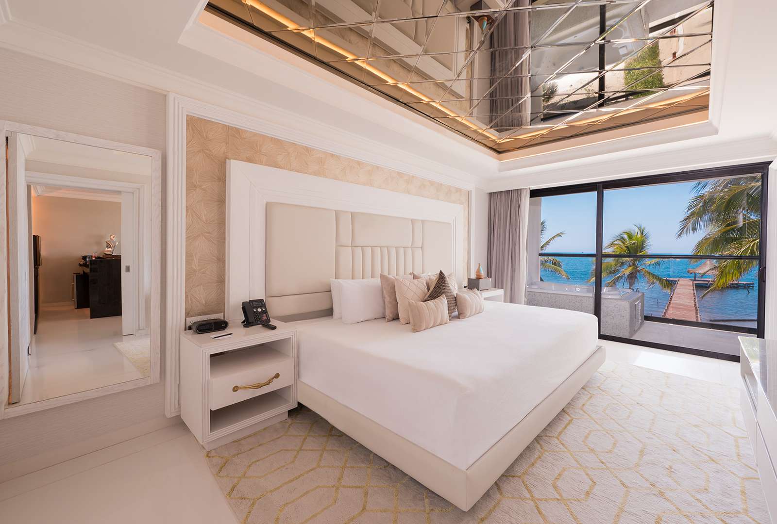 MANSION ROYAL OCEANFRONT SUITES