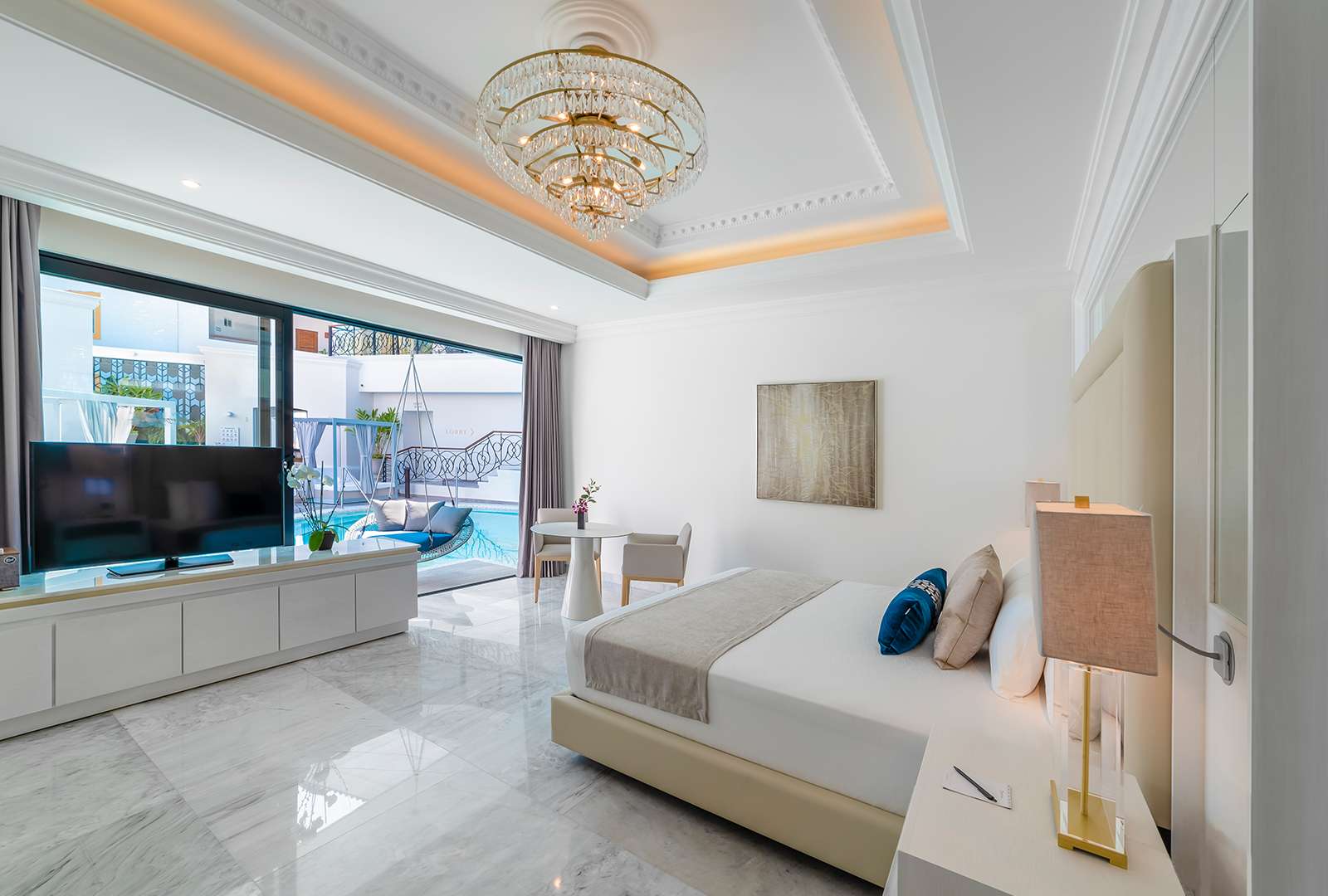 MANSION SWIM-UP SUITES