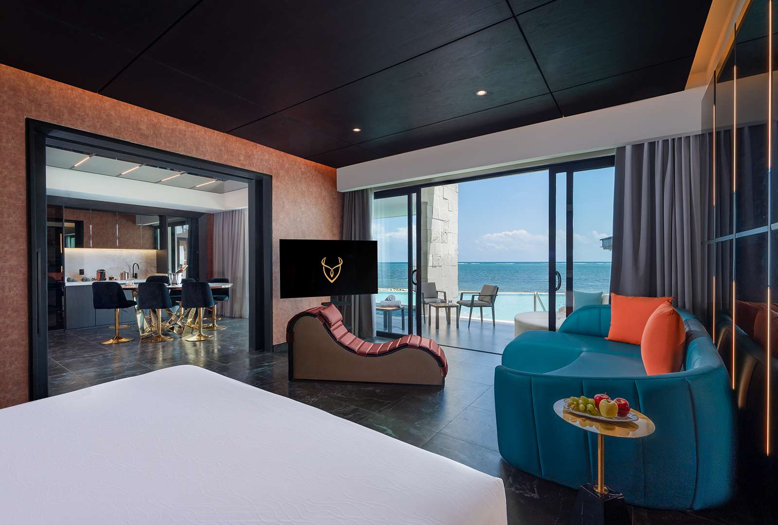 DIAMOND OCEAN-VIEW SWIM-UP SUITE