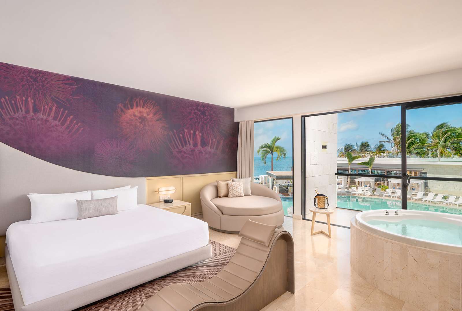 SEDUCTIVE POOL-VIEW JACUZZI SUITE