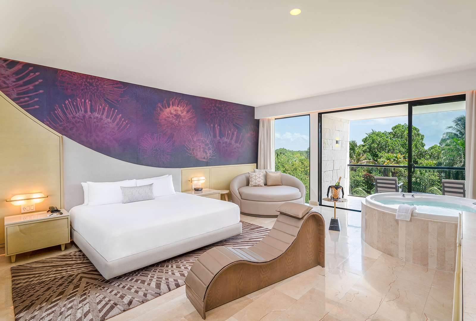 SEDUCTIVE TROPICAL-VIEW JACUZZI SUITE